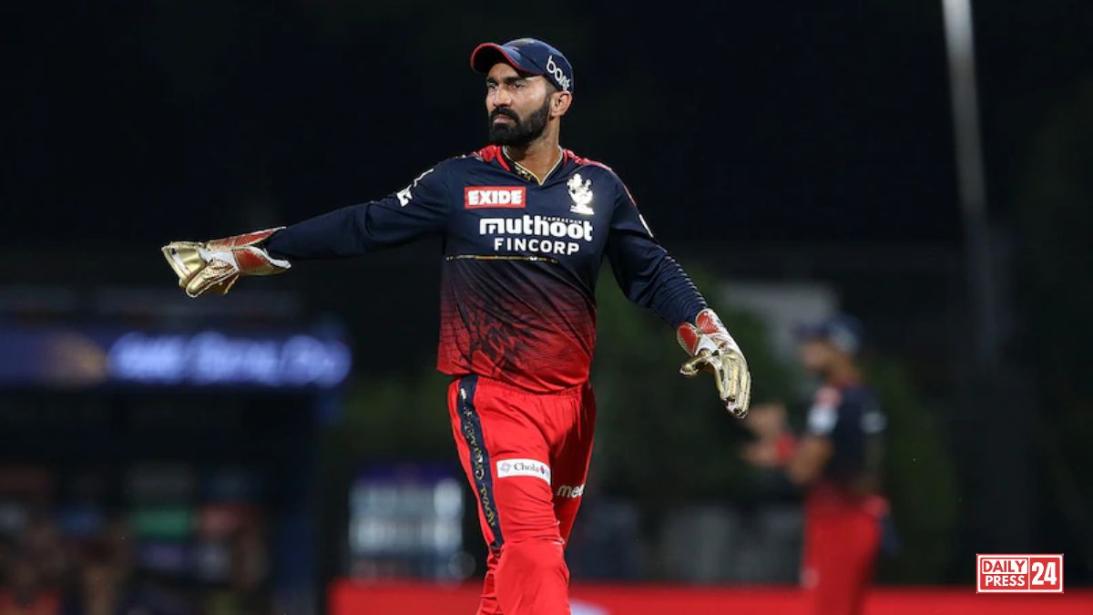 विकेटकीपर बल्लेबाज Dinesh Karthik ने मिलाया दुश्मनों से हाथ